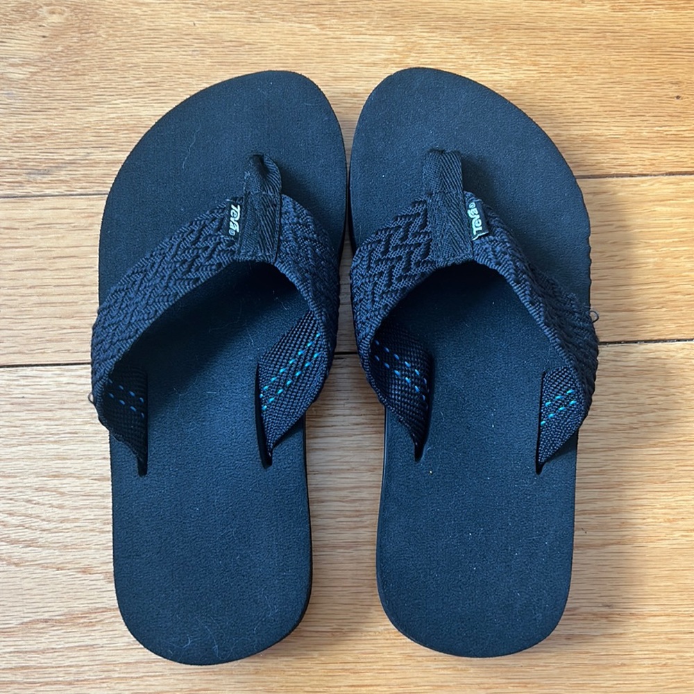 Black foam sandals